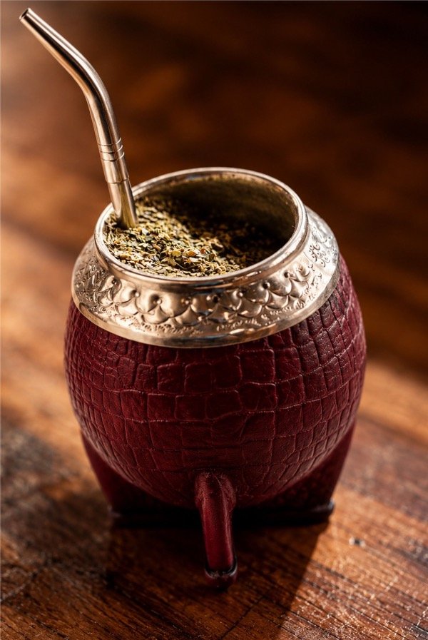 MATE TORPEDO CROCO CINCELADO MARRÓN + BOMBILLA PICO LORO