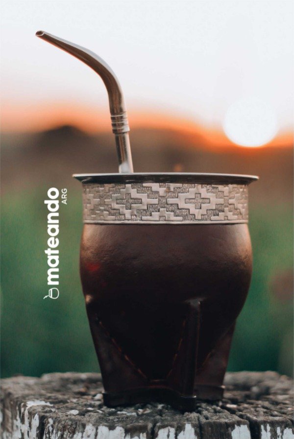 MATE IMPERIAL PREMIUM LISO (GUARDA PAMPA) + BOMBILLA DE REGALO
