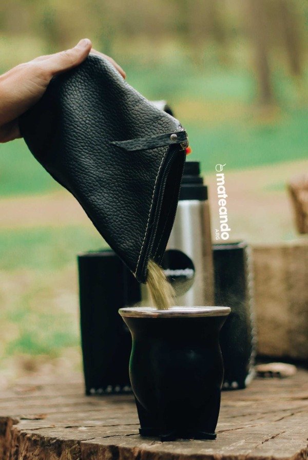 Termo, mate y yerbera con estuches de cuero - Stonek Fotografía - Foto No.  33872